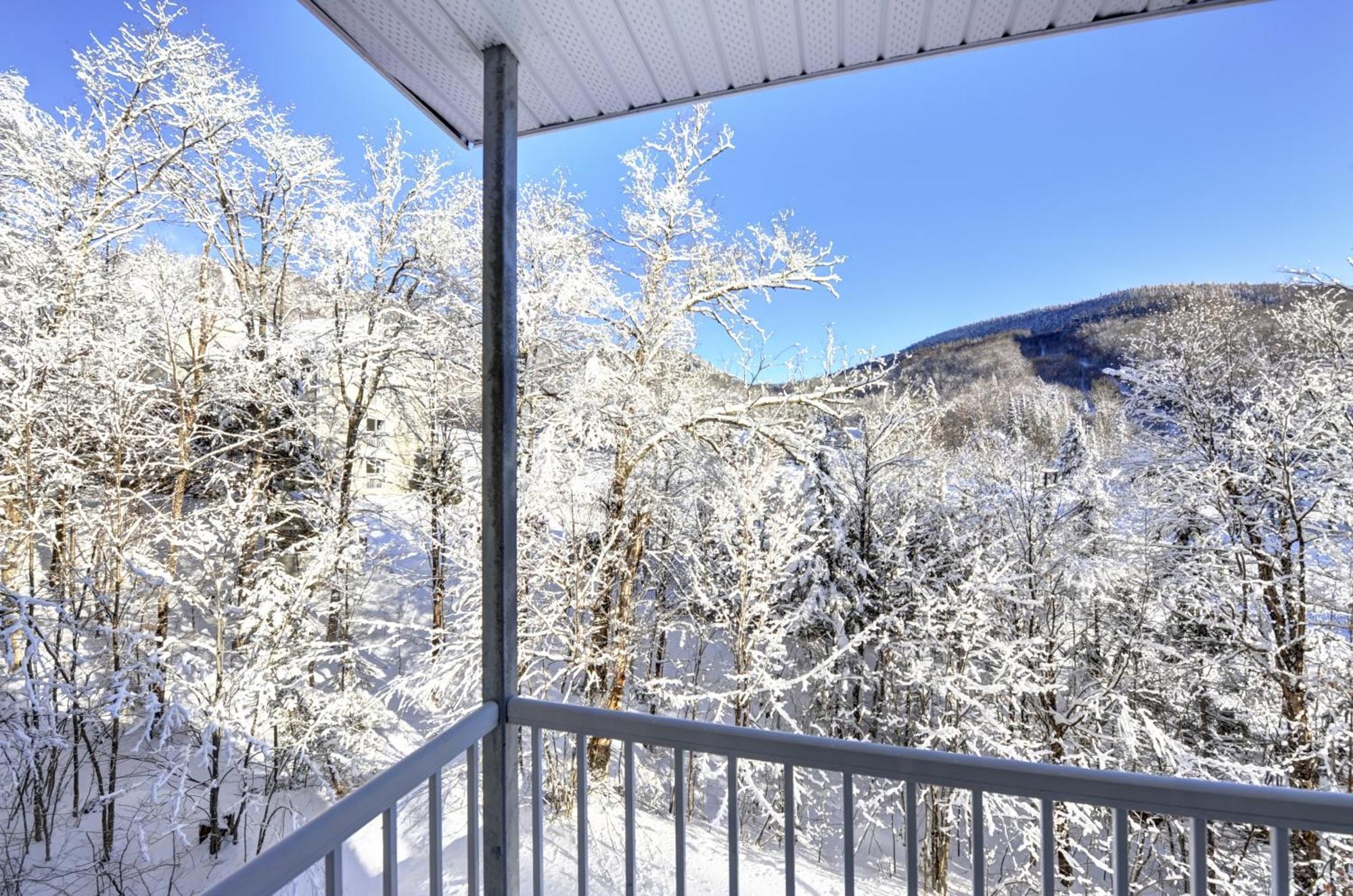 Condo 305 33 Chemin Du Hameau By Les Chalets Alpins Stoneham Exterior photo